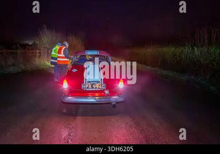 I membri del VSCC guidano attraverso la notte nel Measham Night Rally che li porterà in giro per la campagna del Leicestershire. Foto Stock
