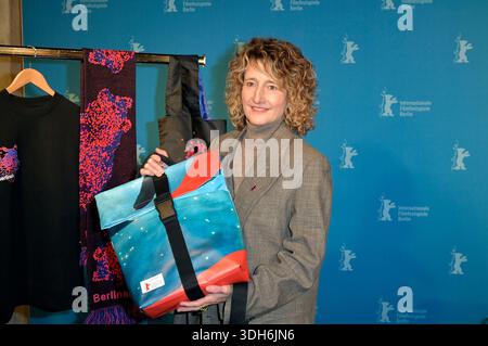 Tricia Tuttle bei der Vorstellung der Merchandise-Artikel vor der Programm-Pressekonferenz der Berlinale 2026 / 76. Internationale Filmfestspiele Berlin in der Akademie der Künste. Berlino, 20.01.2026 Foto Stock