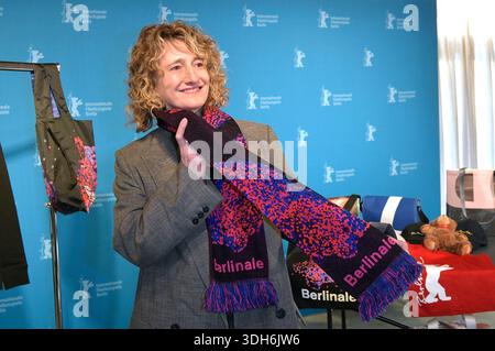 Tricia Tuttle bei der Vorstellung der Merchandise-Artikel vor der Programm-Pressekonferenz der Berlinale 2026 / 76. Internationale Filmfestspiele Berlin in der Akademie der Künste. Berlino, 20.01.2026 Foto Stock