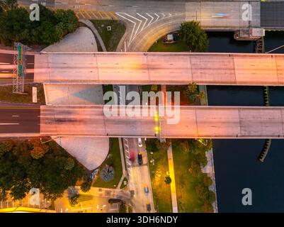 Complesso interscambio di autostrade a Tampa con strade sopraelevate, ponti e luci cittadine che definiscono la moderna metropoli americana. Foto Stock