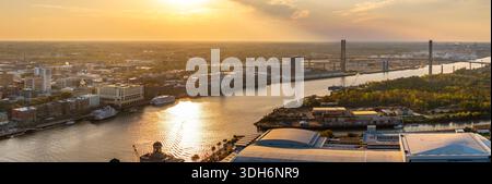 Famosa River Street nella storica Savannah, Georgia. Paesaggio urbano della città vecchia. Paesaggio urbano degli Stati Uniti al tramonto Foto Stock