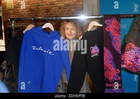 Tricia Tuttle bei der Vorstellung der Merchandise-Artikel vor der Programm-Pressekonferenz der Berlinale 2026 / 76. Internationale Filmfestspiele Berlin in der Akademie der Künste. Berlino, 20.01.2026 *** Tricia Tuttle presenta il merchandise prima della conferenza stampa del programma del Berlinale 2026 76 Berlin International Film Festival presso l'Akademie der Künste Berlin, 20 01 2026 foto:XM.xBehrensx/xFuturexImagex berlinale PK 6106 Foto Stock