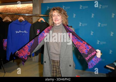 Tricia Tuttle bei der Vorstellung der Merchandise-Artikel vor der Programm-Pressekonferenz der Berlinale 2026 / 76. Internationale Filmfestspiele Berlin in der Akademie der Künste. Berlino, 20.01.2026 *** Tricia Tuttle presenta il merchandise prima della conferenza stampa del programma del Berlinale 2026 76 Berlin International Film Festival presso l'Akademie der Künste Berlin, 20 01 2026 foto:XM.xBehrensx/xFuturexImagex berlinale PK 6107 Foto Stock