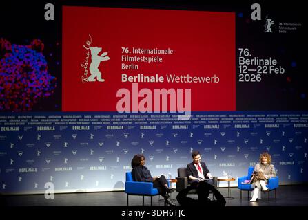 Programm-Pressekonferenz zu den 76. Internationalen Filmfestspielen Berlin am 20.01.2026 mit Intendantin Tricia Tuttle r und den Co-Directors of Film Programming Jacqueline Lyanga l. und Michael Stuetz Stütz, M. BEI den diesjaehrigen Filmfestspielen in Berlin konkurrieren vom 12. bis 22. February insgesamt 22 Wettbewerbsbeitraege um den Goldenen und die Silbernen Baeren. Darunter sind ein Debuetfilm, ein Animationsfilm und eine Dokumentation, wie Berlinale-Intendantin Tricia Tuttle am Dienstag bei der Vorstellung des programms der 76. Internationalen Filmfestspiele sagte. Der deutsche Film ist Foto Stock