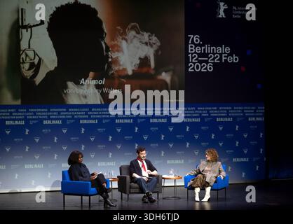 Programm-Pressekonferenz zu den 76. Internationalen Filmfestspielen Berlin am 20.01.2026 mit Intendantin Tricia Tuttle r und den Co-Directors of Film Programming Jacqueline Lyanga l. und Michael Stuetz Stütz, M. BEI den diesjaehrigen Filmfestspielen in Berlin konkurrieren vom 12. bis 22. February insgesamt 22 Wettbewerbsbeitraege um den Goldenen und die Silbernen Baeren. Darunter sind ein Debuetfilm, ein Animationsfilm und eine Dokumentation, wie Berlinale-Intendantin Tricia Tuttle am Dienstag bei der Vorstellung des programms der 76. Internationalen Filmfestspiele sagte. Der deutsche Film ist Foto Stock