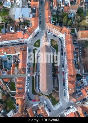 Vista aerea di una cattedrale circondata da edifici dal tetto rosso e stradine strette, che creano un arazzo di architettura urbana, Bruges, Fiandre, Belgio Foto Stock