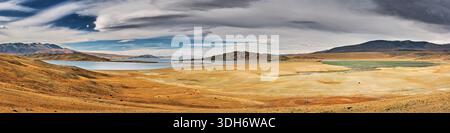 Vista panoramica del bellissimo paesaggio con laghi e montagne nel deserto di montagna più vicino della Mongolia occidentale Foto Stock
