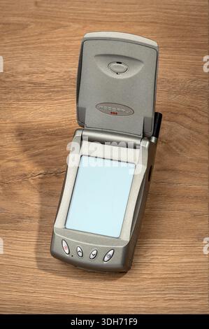 Milano, Lombardia, Italia - 16 gennaio 2026: Motorola accompli 008 cellulare vintage del 2001 che rappresenta la vecchia tecnologia e la storia della comunicazione Foto Stock