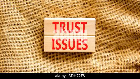 Simbolo dei problemi di fiducia. Problemi di fiducia della parola concettuale su bellissimi blocchi di legno. Splendido sfondo su tela. Concetto di problemi di fiducia aziendale. Copia spazio. Foto Stock