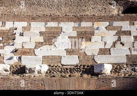 Famoso Colosseo di Roma. Colosseo o Colosseo. Parte del muro di un'antica struttura in pietra con archi. Italia, Europa. Famoso luogo turistico in Foto Stock
