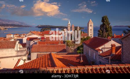 Rab, isola di Rab, Croazia. Immagine panoramica della città dell'iconico villaggio di Rab, in Croazia, situato sull'isola di Rab durante il sole del giorno estivo. Foto Stock