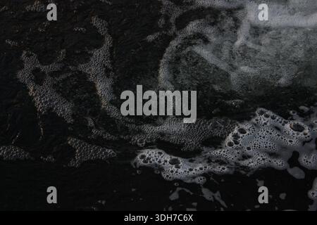 Acqua in movimento e frizzante in una cascata artificiale Foto Stock