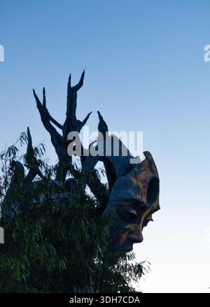 Nuanu, Bali, Indonesia - 5 agosto 2025: Una grande scultura artistica di un volto umano stilizzato con forme organiche simili ad alberi che si innalzano sopra di esso, esposta Foto Stock