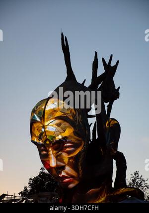 Nuanu, Bali, Indonesia - 5 agosto 2025: Una grande scultura artistica di un volto umano stilizzato con forme organiche simili ad alberi che si innalzano sopra di esso, esposta Foto Stock