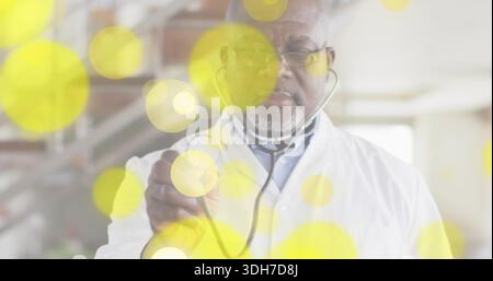 Con il dottore in mano indossando occhiali da laboratorio, cravatta che offre stetoscopio verso la camma in clinica con bokeh Foto Stock
