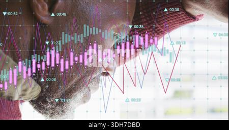 Studia l'investitore in maglione rosso con occhiali, si appoggia alla finestra e osserva le tabelle di mercato Foto Stock