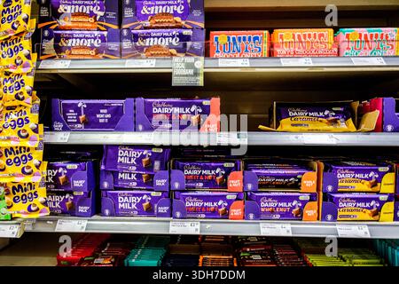 London UK, 20 gennaio 2026, Selezione di barrette di cioccolato al latte del supermercato Cadbury Foto Stock