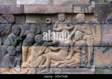 Sculture in rilievo in pietra sul tempio Borobudur, antica arte buddista in Indonesia Foto Stock