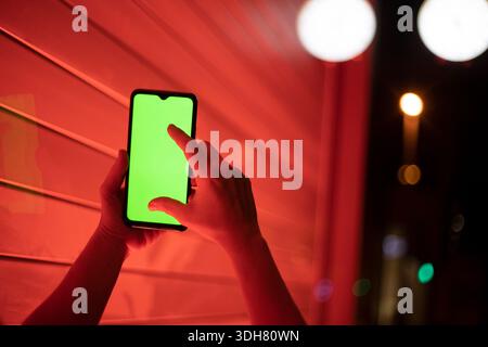 telefono cellulare portatile con schermo della fotocamera e illuminazione notturna Foto Stock