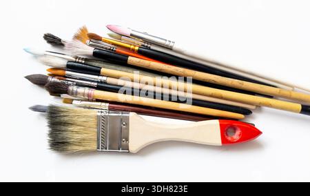 Set di pennelli per acquerello, collezione di materiali d'arte per la pittura con acquerelli, diverse dimensioni e forme, isolati su sfondo bianco Foto Stock