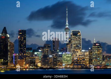 Vista dello skyline di Auckland da Devonport, Auckland, Zew zealand Auckland, nuova zelanda, porto di auckland, skyline di auckland con Sky Tower al tramonto Foto Stock