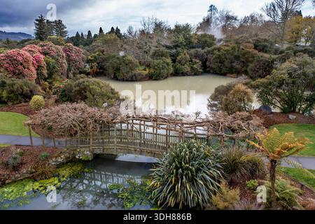 Vista panoramica dei bellissimi giardini del Kuirau Park, Rotorua, l'unico parco pubblico geotermico della nuova Zelanda. Il Kuirau Park di Rotorua è un centro libero Foto Stock