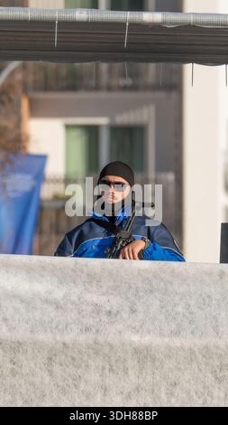 Personale di sicurezza che controlla l'area con un fucile d'assalto durante il forum economico mondiale Foto Stock