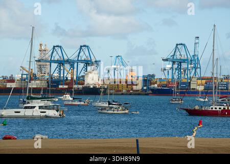 Attività portuale, stevedores gru, navi, mare e porto sicuro. Stazione commerciale marittima internazionale. Carico e scarico di imbarcazioni. Contenitori di spedizione. Foto Stock