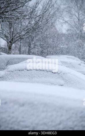 Auto parcheggiate coperte di neve dopo forti nevicate Foto Stock