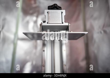 Testina di stampa 3d in resina che stampa i modelli sottostanti appesi alla testa. Foto Stock