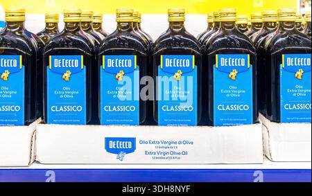 Samara, Russia - 24 maggio 2025: Olio d'oliva de Cecco in bottiglia in vendita nel superstore. Vari oli d'oliva in bottiglia Foto Stock