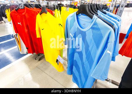 Samara, Russia - 24 maggio 2025: Abbigliamento sportivo Puma elegante. T-shirt Puma di marca su un rack in un negozio di abbigliamento Foto Stock