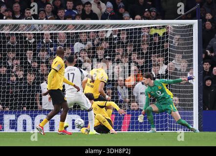 Londra, Regno Unito. 20 gennaio 2026. Cristian Romero del Tottenham segna il primo gol durante la partita di Tottenham Hotspur vs Borussia Dortmund UEFA Champions League allo stadio Tottenham Hotspur di Londra. Il credito per immagini dovrebbe essere: David Klein/Sportimage Credit: Sportimage Ltd/Alamy Live News Foto Stock