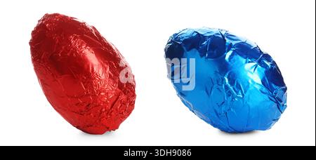 Gustose uova di cioccolato avvolte in un foglio di alluminio lucido isolato su bianco Foto Stock