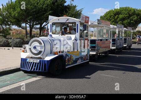 Petit train touristique dans la ville, ville de Pornichet, département de la Loire Atlantique, Francia Foto Stock