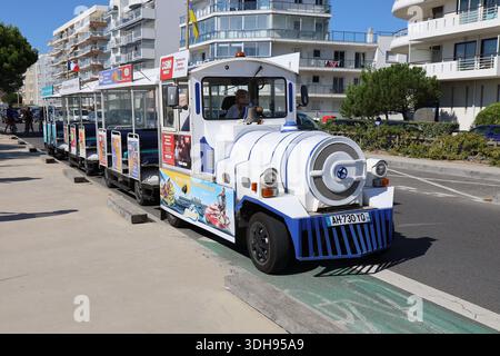 Petit train touristique dans la ville, ville de Pornichet, département de la Loire Atlantique, Francia Foto Stock