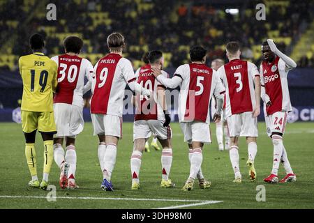 VILLARREAL - (l-r) Nicolas Pépé di Villarreal CF con Aaron Bouwman dell'AFC Ajax, Kasper Dolberg dell'AFC Ajax, Oscar Gloukh dell'AFC Ajax, Owen Wijndal dell'AFC Ajax, Anton Gaaei dell'AFC Ajax, e Jorthy Mokio dell'AFC Ajax celebrano il sorteggio 1-1 durante la partita di UEFA Champions League tra Villarreal de Villarreal, il 20 gennaio 2026 e l'AFC AFC AFC AFC Villarreal Cerámic. BAS CZERWINSKI/ANP Foto Stock