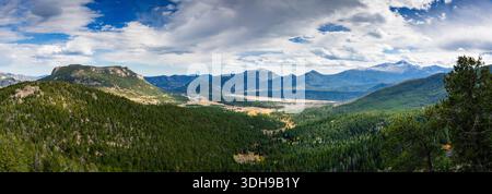Vista panoramica del parco Moraine tra le montagne rocciose Foto Stock