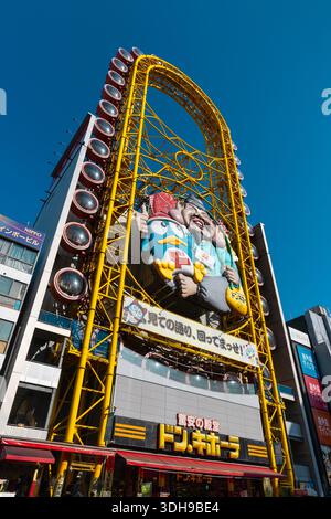 Ruota panoramica della Torre Ebisu lungo il canale del fiume Dotonbori di notte, quartiere di Dotonbori, Osaka, Giappone Foto Stock