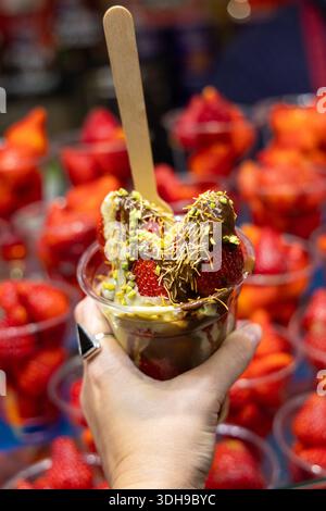 Fragole al cioccolato di Dubai al mercatino di Natale Winter by the River, London Bridge, Londra, Regno Unito Foto Stock