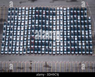 Vista aerea dei veicoli ad alta densità parcheggiati presso il terminal del porto. Foto Stock