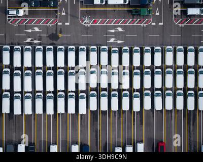Vista aerea dei veicoli ad alta densità parcheggiati presso il terminal del porto. Foto Stock