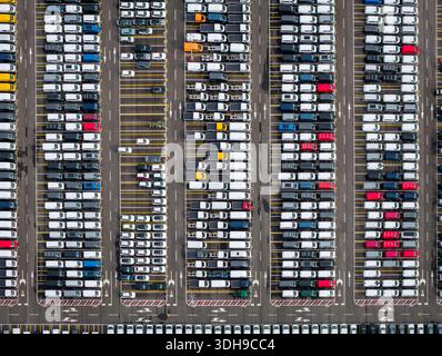 Vista aerea dei veicoli ad alta densità parcheggiati presso il terminal del porto. Foto Stock