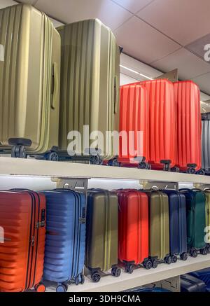 Riga, Lettonia - 09 gennaio 2026: Valigie da viaggio Colorful Jump disposte su scaffali in un negozio, con diverse dimensioni e sfumature, con spazio fotocopie Foto Stock