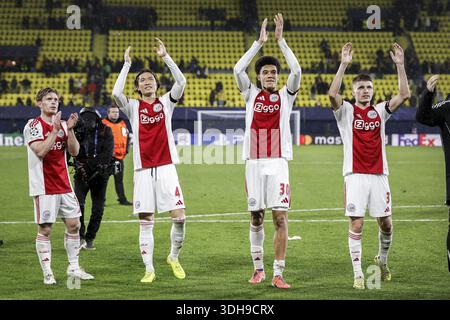 VILLARREAL - (l-r) Oliver Edvardsen dell'AFC Ajax, Ko Itakura dell'AFC Ajax, Aaron Bouwman dell'AFC Ajax e Anton Gaaei dell'AFC Ajax ringraziano la folla dopo la partita di UEFA Champions League tra Villarreal CF e AFC Ajax all'Estadio de la Cerámic il 20 gennaio 2026, a Villarreal, Spagna. BAS CZERWINSKI/ANP Foto Stock