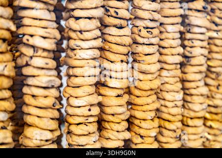 Taralli impilati in file in una panetteria per la vendita a Napoli Foto Stock