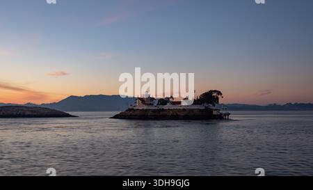 Richmond, California - 18 gennaio 2026: Faro di Brothers Island al tramonto Foto Stock