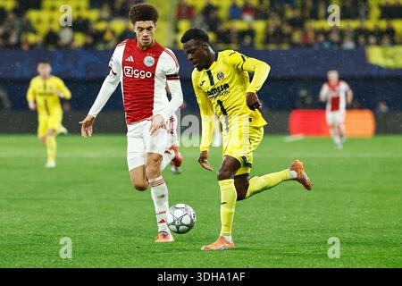 Vila-Real, Spagna. 20 gennaio 2026. (L-R) Aaron Bouwman (Ajax), Tani Oluwaseyi (Villarreal) calcio: Fase UEFA Champions League partita 6 tra Villarreal CF - AFC Ajax all'Estadio de la ceramica di Vila-Real, Spagna. Crediti: Mutsu Kawamori/AFLO/Alamy Live News Foto Stock