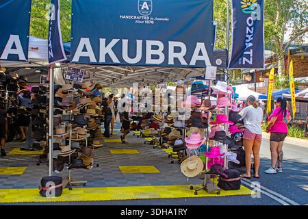 Ampia collezione di cappelli in vendita al Tamworth Country Music Festival Australia. Gennaio 2026. Foto Stock
