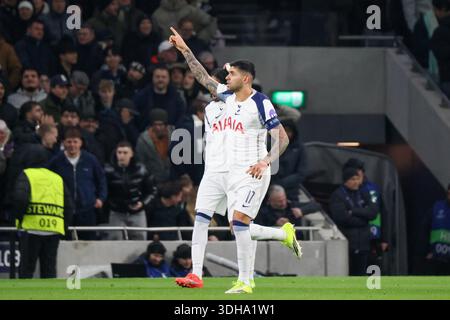 Londra, Germania 20 gennaio 2026: Champions League - 2025/2026 - Tottenham Hotspur vs. Borussia Dortmund nella foto: Il marcatore Cristian Romero (Spurs) segna il gol [goal] per il Tottenham e festeggia Foto Stock
